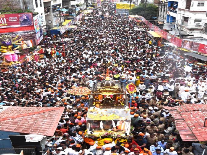 A royal farewell to Ganesha of Sangli Sansthan amidst the sounds of traditional instruments, a large crowd of devotees | पारंपरिक वाद्यांच्या निनादात सांगली संस्थानच्या गणरायाला शाही निरोप, भाविकांची मोठी गर्दी A royal farewell to Ganesha of Sangli Sansthan amidst the sounds of traditional instruments, a large crowd of devotees | पारंपरिक वाद्यांच्या निनादात सांगली संस्थानच्या गणरायाला शाही निरोप, भाविकांची मोठी गर्दी