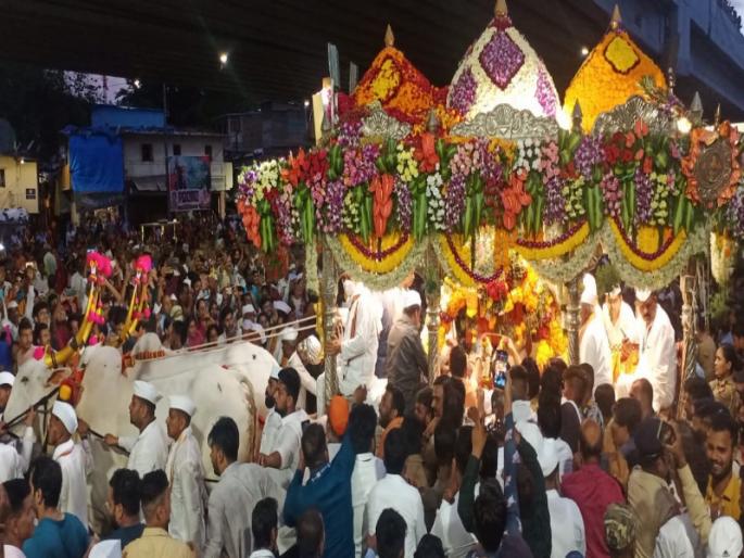 Saint Dnyaneshwar Palkhi enter in Pune city | माऊली निघाले पंढरपुरा, मुखाने विठ्ठल विठ्ठल बोला…! संत ज्ञानेश्वरांच्या पालखीचे पुण्यात आगमन Saint Dnyaneshwar Palkhi enter in Pune city | माऊली निघाले पंढरपुरा, मुखाने विठ्ठल विठ्ठल बोला…! संत ज्ञानेश्वरांच्या पालखीचे पुण्यात आगमन