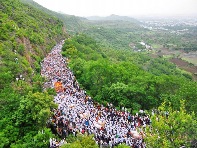 in ashadhi wari sant dnyaneshwar maharaj palkhi stay saswad in pune | Ashadhi Wari: आम्हा ध्यास पंढरीचा अपार.. अवघड वाटही होते लीलया पार..! माऊली सासवडला मुक्कामी in ashadhi wari sant dnyaneshwar maharaj palkhi stay saswad in pune | Ashadhi Wari: आम्हा ध्यास पंढरीचा अपार.. अवघड वाटही होते लीलया पार..! माऊली सासवडला मुक्कामी