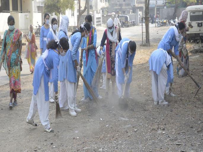 Sant Nirankari Mandal organized cleaned | संत निरंकारी मंडळाने जळगाव जिल्हा रुगणालय परिसर केला स्वच्छ Sant Nirankari Mandal organized cleaned | संत निरंकारी मंडळाने जळगाव जिल्हा रुगणालय परिसर केला स्वच्छ