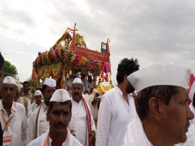 pandharpur wari 2019 : Warkari Runs way of tappa Tekadi | पंढरपूर वारी २०१९ : टप्पा टेकडी येथे टाळ, मृदुंग गजर व माऊली जयघोषात धावला विठुरायाचा वारकरी