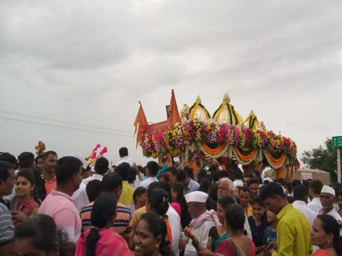 rain coming in Tukoba palkhi festival | तुकोबांच्या पालखी सोहळ्यावर वरूणराजाची बरसात rain coming in Tukoba palkhi festival | तुकोबांच्या पालखी सोहळ्यावर वरूणराजाची बरसात