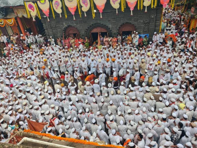 Sant Tukaram Palkhi ceremony to depart in Dehu amid enthusiastic atmosphere | Sant Tukaram Maharaj Palkhi 2025: वरूणांचा अभिषेक, टाळ-मृदंगे, वीणा झंकारती, तुकोबांच्या अंगणी वैष्णव नाचती! Sant Tukaram Palkhi ceremony to depart in Dehu amid enthusiastic atmosphere | Sant Tukaram Maharaj Palkhi 2025: वरूणांचा अभिषेक, टाळ-मृदंगे, वीणा झंकारती, तुकोबांच्या अंगणी वैष्णव नाचती!