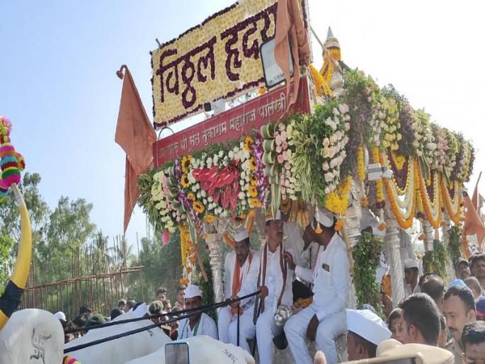 The joy of Vithuraya's visit on the faces of the warkars; Tukob's palanquin stay at Sansar | वारकऱ्यांच्या चेहऱ्यावर विठुरायाच्या भेटीचा आनंद; तुकोबांची पालखी सणसरला मुक्कामी The joy of Vithuraya's visit on the faces of the warkars; Tukob's palanquin stay at Sansar | वारकऱ्यांच्या चेहऱ्यावर विठुरायाच्या भेटीचा आनंद; तुकोबांची पालखी सणसरला मुक्कामी