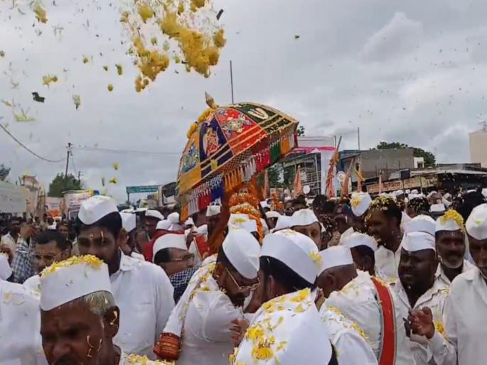 Grand welcome for sant tukaram maharaj palkhi by Bavda Gram Panchayat and villagers JCB showers flowers on palanquin | बावडा ग्रामपंचायत व ग्रामस्थ यांच्या वतीने तुकोबांचे भव्यदिव्य स्वागत; पालखीवर जेसीबीद्वारे पुष्पवृष्टी