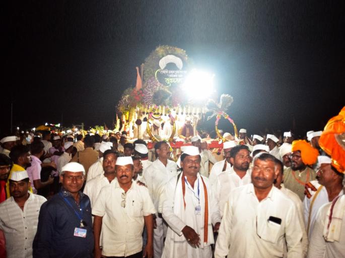 jagadguru sant tukaram maharaj palkhi arrive at nimgaon ketki | जगद्गुरु संत तुकाराम महाराज पालखी मुक्काम निमगाव केतकी येथे विसावला jagadguru sant tukaram maharaj palkhi arrive at nimgaon ketki | जगद्गुरु संत तुकाराम महाराज पालखी मुक्काम निमगाव केतकी येथे विसावला