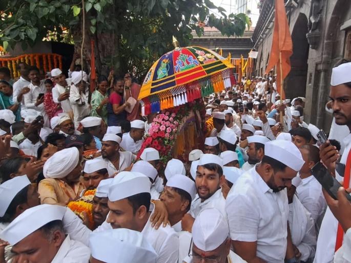 sant tukaram maharaj palanquin was escorted by 100 policemen; 'CCTV cameras' were also installed on the palanquin chariot. | तुकाेबांच्या पालखीला १०० पोलिसांचे सुरक्षाकवच; पालखी रथालाही बसवले ‘सीसीटीव्ही कॅमेरे’ sant tukaram maharaj palanquin was escorted by 100 policemen; 'CCTV cameras' were also installed on the palanquin chariot. | तुकाेबांच्या पालखीला १०० पोलिसांचे सुरक्षाकवच; पालखी रथालाही बसवले ‘सीसीटीव्ही कॅमेरे’