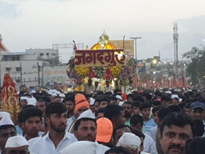 sant tukaram maharaj palkhi ceremony rested on the lonikalbhor Palkhi welcomed by villagers | Ashadhi Wari: तुकोबांचा पालखी सोहळा लोणी काळभोरला विसावला; ग्रामस्थांकडून जल्लोषात स्वागत sant tukaram maharaj palkhi ceremony rested on the lonikalbhor Palkhi welcomed by villagers | Ashadhi Wari: तुकोबांचा पालखी सोहळा लोणी काळभोरला विसावला; ग्रामस्थांकडून जल्लोषात स्वागत