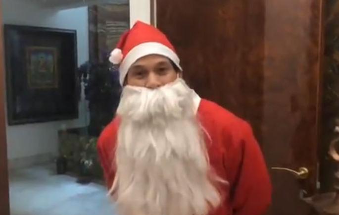 'Santa' Sachin Tendulkar's surprise visit to Ashray Child Care Centre | 'सँटा' सचिन तेंडुलकरची बच्चे कंपनीसोबत धमाल मस्ती!