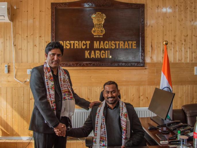 Proud! Maharashtra's son's flag directly in 'Kargil'; Collector was satisfied at Melghat | अभिमानास्पद! महाराष्ट्राच्या सुपुत्राचा 'कारगिल'मध्ये झेंडा; मेळघाटातला संतोष झाला जिल्हाधिकारी Proud! Maharashtra's son's flag directly in 'Kargil'; Collector was satisfied at Melghat | अभिमानास्पद! महाराष्ट्राच्या सुपुत्राचा 'कारगिल'मध्ये झेंडा; मेळघाटातला संतोष झाला जिल्हाधिकारी