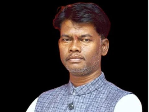 jabalpur mla Santosh Barkade can not see people crying donated land worth 50-lakh rupees for hospital | जनतेचा त्रास पाहवेना; ५० लाखांचं कर्ज काढून घेतलेली जमीन आमदाराने रुग्णालयासाठी केली दान jabalpur mla Santosh Barkade can not see people crying donated land worth 50-lakh rupees for hospital | जनतेचा त्रास पाहवेना; ५० लाखांचं कर्ज काढून घेतलेली जमीन आमदाराने रुग्णालयासाठी केली दान