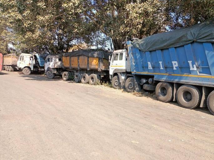 Eight suspicious trucks full of coal in police custody, action of Vani police and LCB | कोळशाने भरलेले संशयास्पद आठ ट्रक पोलिसांच्या ताब्यात, वणी पोलिस व एलसीबीची कारवाई Eight suspicious trucks full of coal in police custody, action of Vani police and LCB | कोळशाने भरलेले संशयास्पद आठ ट्रक पोलिसांच्या ताब्यात, वणी पोलिस व एलसीबीची कारवाई