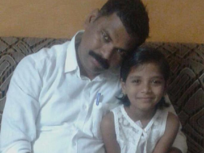 Deteriorating policeman killed in Mumbai Police | रस्त्यावरील खड्डयामुळे मुंबई पोलीस दलातील कर्तबगार पोलिसाचा मृत्यू