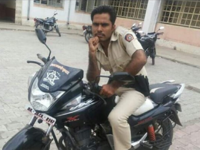 Exciting! A gold dealer was robbed by the police by stopping him on the road, 21 lakh worth of goods were looted | खळबळजनक! रस्त्यात अडवून पोलिसानेच लुटले सराफा व्यापाऱ्यास, २१ लाखांचा मुद्देमाल लंपास Exciting! A gold dealer was robbed by the police by stopping him on the road, 21 lakh worth of goods were looted | खळबळजनक! रस्त्यात अडवून पोलिसानेच लुटले सराफा व्यापाऱ्यास, २१ लाखांचा मुद्देमाल लंपास