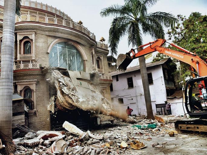 JCB on the sloping bungalow of the notorious hooliganist Santosh Ambkar | कुख्यात गुंड संतोष आंबेकरच्या आलिशान बंगल्यावर जेसीबी JCB on the sloping bungalow of the notorious hooliganist Santosh Ambkar | कुख्यात गुंड संतोष आंबेकरच्या आलिशान बंगल्यावर जेसीबी