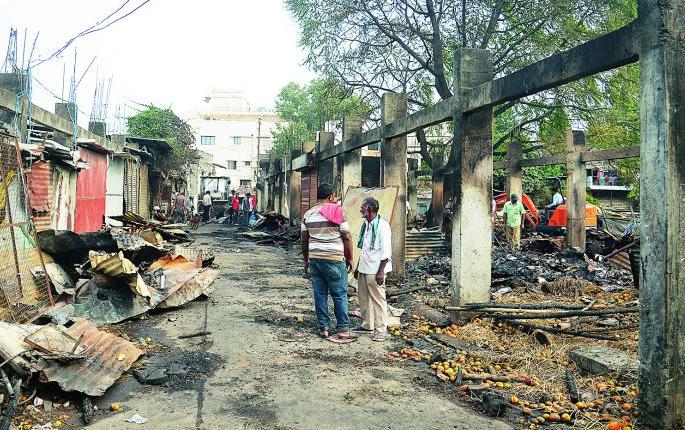 Fire breaks out at Santra market in Nagpur; 22 Shops gutted | नागपूरच्या संत्रा मार्केटला भीषण आग; २२ दुकाने खाक Fire breaks out at Santra market in Nagpur; 22 Shops gutted | नागपूरच्या संत्रा मार्केटला भीषण आग; २२ दुकाने खाक