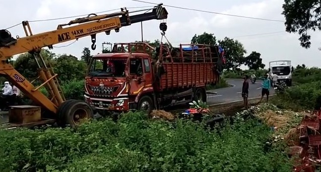 Two persons were injured when an orange truck fell on them in Yavatmal district | यवतमाळ जिल्ह्यात संत्र्याचा ट्रक अंगावर पडून दोन जण जखमी Two persons were injured when an orange truck fell on them in Yavatmal district | यवतमाळ जिल्ह्यात संत्र्याचा ट्रक अंगावर पडून दोन जण जखमी