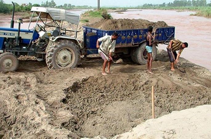 Illegal sand traffic in Akola district | अकोला जिल्ह्यात वाळूची अवैध वाहतूक जोरात!
