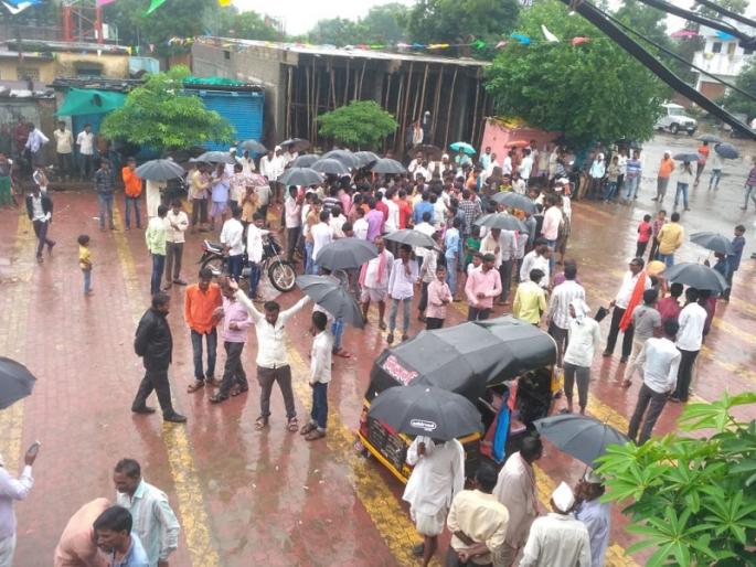 The reason behind the shutting down of the Constitution in the Girgaum district | गिरगावात संविधान जाळल्याच्या निषेधार्त बंद दरम्यान वाद The reason behind the shutting down of the Constitution in the Girgaum district | गिरगावात संविधान जाळल्याच्या निषेधार्त बंद दरम्यान वाद