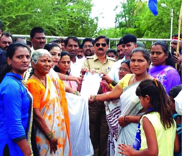 Constitutional support for Phaltan in Delhi; Big participation of women | फलटणमध्ये संविधान समर्थन मोर्चा दिल्ली घटनेचे पडसाद : शेकडो नागरिक सहभागी; महिलांचा मोठा सहभाग Constitutional support for Phaltan in Delhi; Big participation of women | फलटणमध्ये संविधान समर्थन मोर्चा दिल्ली घटनेचे पडसाद : शेकडो नागरिक सहभागी; महिलांचा मोठा सहभाग