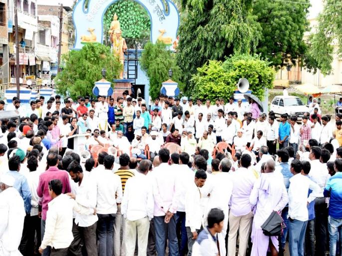In front of the Constitution, lover of elation, intense demonstrations | मुखेडात संविधान प्रेमींचा एल्गार, भर पावसात तिव्र निदर्शने