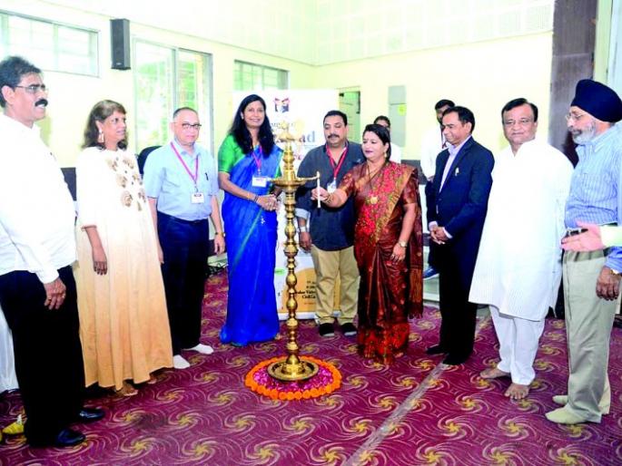 Communication skills are important for development in life: the tone of dignity | जीवनात विकासासाठी संवाद कौशल्य महत्त्वाचे : मान्यवरांचा सूर Communication skills are important for development in life: the tone of dignity | जीवनात विकासासाठी संवाद कौशल्य महत्त्वाचे : मान्यवरांचा सूर