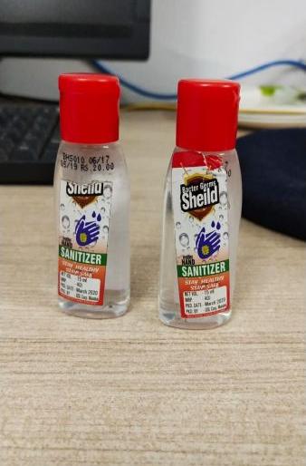 Fake sanitizer seller in Nagpur arrested: 52 bottles seized | नागपुरात बनावट सॅनिटायजर विकणारे भामटे जेरबंद : ५२ बाटल्या जप्त Fake sanitizer seller in Nagpur arrested: 52 bottles seized | नागपुरात बनावट सॅनिटायजर विकणारे भामटे जेरबंद : ५२ बाटल्या जप्त