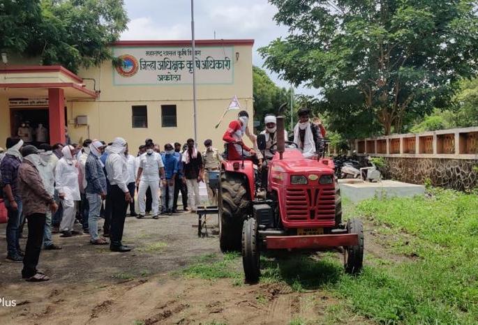 NCP sows inferior soybean seeds in Agriculture Superintendent's Office! | कृषी अधीक्षक कार्यालयात राष्ट्रवादी काँग्रेसने केली निकृष्ट सोयाबीन बियाण्यांची पेरणी! NCP sows inferior soybean seeds in Agriculture Superintendent's Office! | कृषी अधीक्षक कार्यालयात राष्ट्रवादी काँग्रेसने केली निकृष्ट सोयाबीन बियाण्यांची पेरणी!