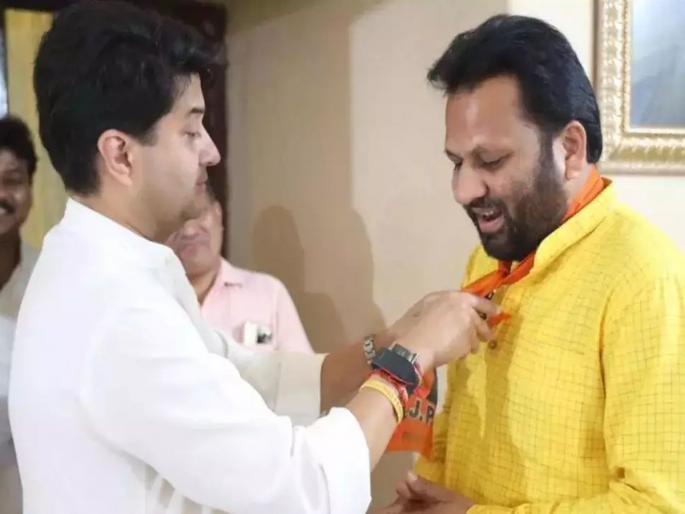 Jyotiraditya Scindia turned the tide at the last moment; SP candidate joins BJP without filling election application form in Madhya Pradesh | ज्योतिरादित्य शिंदेंनी अखेरच्या क्षणाला बाजी पलटली; सपाचा उमेदवार अर्ज न भरताच भाजपात Jyotiraditya Scindia turned the tide at the last moment; SP candidate joins BJP without filling election application form in Madhya Pradesh | ज्योतिरादित्य शिंदेंनी अखेरच्या क्षणाला बाजी पलटली; सपाचा उमेदवार अर्ज न भरताच भाजपात