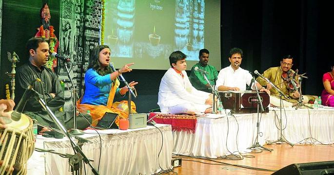 Janavijan Zale Amha, Vitthal Naama Pramane ... | जनविजन झाले आम्हा, विठ्ठल नामाप्रमाणे... Janavijan Zale Amha, Vitthal Naama Pramane ... | जनविजन झाले आम्हा, विठ्ठल नामाप्रमाणे...