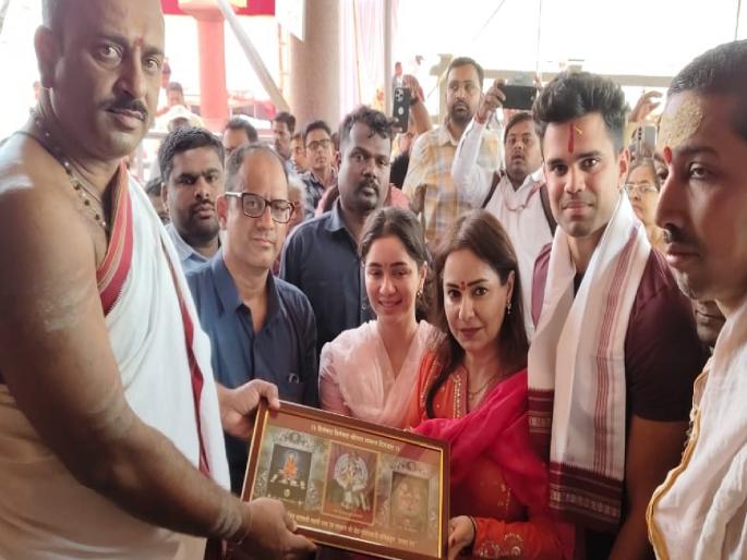Tendulkar family visits Nrusinghwadi in Kolhapur to pay homage to Lord Datta | तेंडुलकर कुटुंबीय कोल्हापुरात, नृसिंहवाडीत घेतले दत्त दर्शन Tendulkar family visits Nrusinghwadi in Kolhapur to pay homage to Lord Datta | तेंडुलकर कुटुंबीय कोल्हापुरात, नृसिंहवाडीत घेतले दत्त दर्शन
