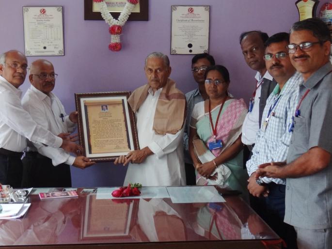 Sangli: A memorandum for Sharad Patil, the first activity in the state, the unique step taken for spreading the language | सांगली : शरद पाटील यांना मोडी लिपीतील मानपत्र, राज्यातील पहिलाच उपक्रम मिरजेत, भाषा प्रसारासाठी उचलले अनोखे पाऊल Sangli: A memorandum for Sharad Patil, the first activity in the state, the unique step taken for spreading the language | सांगली : शरद पाटील यांना मोडी लिपीतील मानपत्र, राज्यातील पहिलाच उपक्रम मिरजेत, भाषा प्रसारासाठी उचलले अनोखे पाऊल