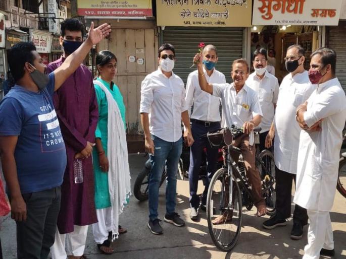 ‘No Vehicle Day’ of goldsmiths, welcoming cyclists with roses | सराफ व्यावसायिकांचा ‘नो व्हेईकल डे’, सायकलवरून येणाऱ्यांचे गुलाब पुष्प देऊन स्वागत ‘No Vehicle Day’ of goldsmiths, welcoming cyclists with roses | सराफ व्यावसायिकांचा ‘नो व्हेईकल डे’, सायकलवरून येणाऱ्यांचे गुलाब पुष्प देऊन स्वागत