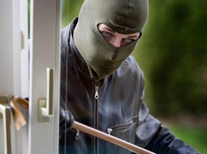 Sarafa shop broken: Sensation in Itwari | सराफा दुकान फोडले : इतवारीत खळबळ Sarafa shop broken: Sensation in Itwari | सराफा दुकान फोडले : इतवारीत खळबळ