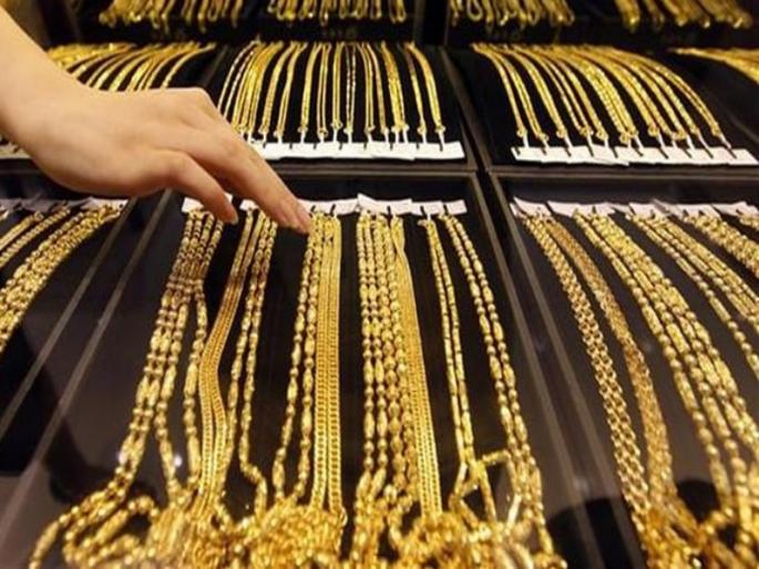 worker became a thief; theft of 12 tole weights without looking at the shopkeeper | कर्जबाजारी सराफी कारागीर झाला चोरटा; दुकानदाराची नजर चुकवून १२ तोळ्याचे गंठण केले लंपास worker became a thief; theft of 12 tole weights without looking at the shopkeeper | कर्जबाजारी सराफी कारागीर झाला चोरटा; दुकानदाराची नजर चुकवून १२ तोळ्याचे गंठण केले लंपास