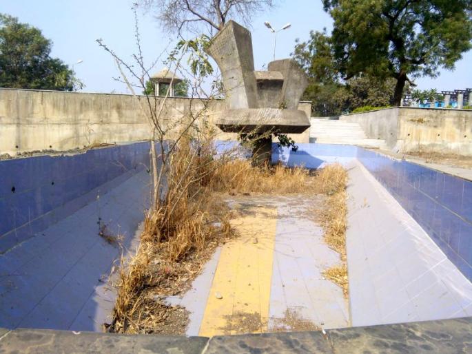 Savarkar's birth anniversary was observed in the memorial of Bhagur village's garden | सावरकरांची जन्म भूमी भगूर गावच्या उद्यानरूपी स्मारकाला अवकळा Savarkar's birth anniversary was observed in the memorial of Bhagur village's garden | सावरकरांची जन्म भूमी भगूर गावच्या उद्यानरूपी स्मारकाला अवकळा