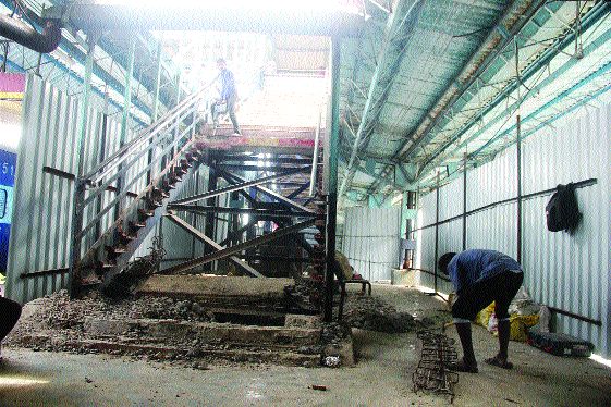 sarakta jina the Panvel station | पनवेल स्थानकात सरकता जिना sarakta jina the Panvel station | पनवेल स्थानकात सरकता जिना