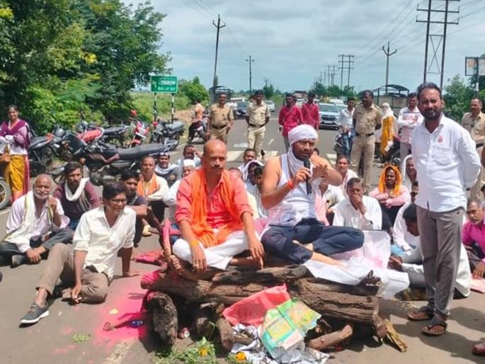 Wet drought, sit-in protest for loan waiver; Revolutionary farmers' organizations aggressive | ओला दुष्काळ, कर्जमाफीसाठी सरणावर बसून आंदोलन; क्रांतिकारी शेतकरी संघटना आक्रमक