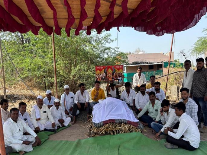 Jalana: Demand for loan waiver, Farmers hold unique protest in graveyard | Jalana: सरणावरून सरसकट कर्जमाफीची मागणी; शेतकऱ्यांचे स्मशानभूमीत अनोखे आंदोलन Jalana: Demand for loan waiver, Farmers hold unique protest in graveyard | Jalana: सरणावरून सरसकट कर्जमाफीची मागणी; शेतकऱ्यांचे स्मशानभूमीत अनोखे आंदोलन