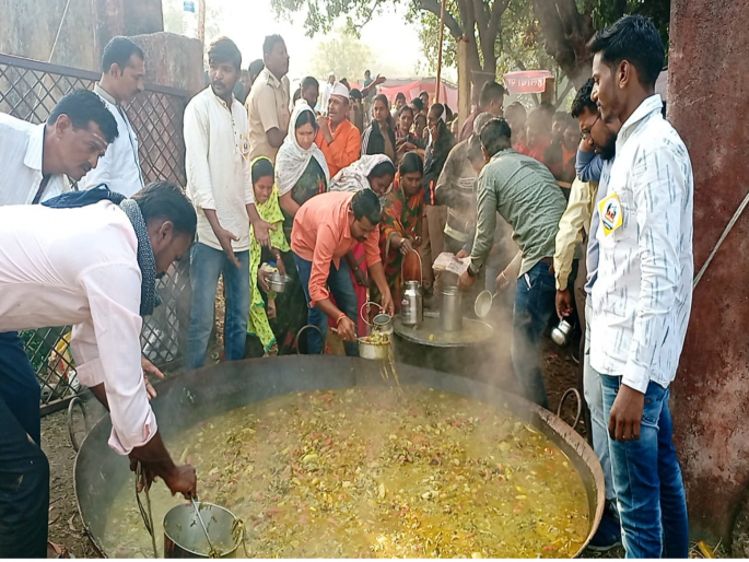 Sarang Swami Maharaj's yatra after Sankranti; Distribution of 160 quintal vegetable curry prasad | संक्रातीनंतर करीसाठी भाविक सारंग स्वामींच्या यात्रेत; १६० क्विंटल भाजीच्या प्रसादाचे वाटप Sarang Swami Maharaj's yatra after Sankranti; Distribution of 160 quintal vegetable curry prasad | संक्रातीनंतर करीसाठी भाविक सारंग स्वामींच्या यात्रेत; १६० क्विंटल भाजीच्या प्रसादाचे वाटप
