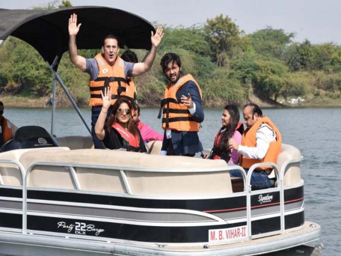 Catherine's attendance at Chetak Festival | चेतक फेस्टीवलमध्ये सिने अभिनेत्यांची हजेरी Catherine's attendance at Chetak Festival | चेतक फेस्टीवलमध्ये सिने अभिनेत्यांची हजेरी