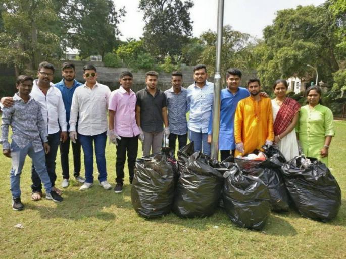 Cleanness campaign in sarasbaug | सारसबाग झाली चकाचक! फटाक्यांचा कचरा काढून परिसर केला स्वच्छ Cleanness campaign in sarasbaug | सारसबाग झाली चकाचक! फटाक्यांचा कचरा काढून परिसर केला स्वच्छ