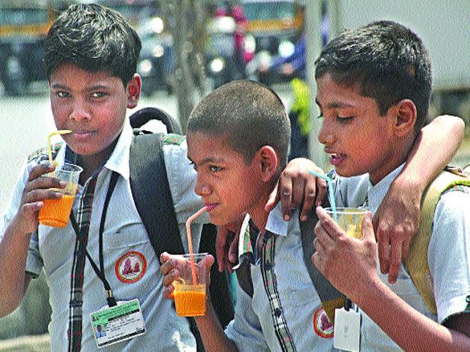 Increased demand for soft drinks due to boiling, temperature of 38 degrees on temperature | उकाड्यामुळे शीतपेयांना वाढती मागणी, तापमानाचा पारा ३८ अंशावर Increased demand for soft drinks due to boiling, temperature of 38 degrees on temperature | उकाड्यामुळे शीतपेयांना वाढती मागणी, तापमानाचा पारा ३८ अंशावर