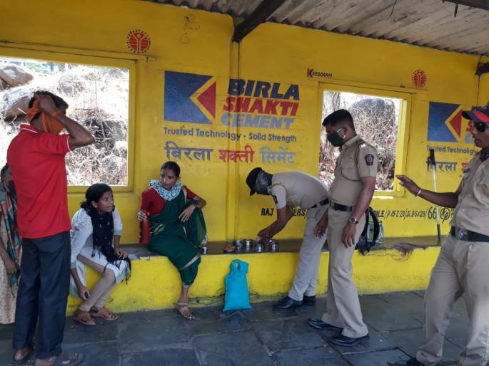 corona in kolhapur - Humanity Visits in Police! Meals provided to families returning to the village | corona in kolhapur -पोलिसांतील माणुसकीचे दर्शन ! गावी परतणाऱ्या कुटूंबाला दिले जेवण corona in kolhapur - Humanity Visits in Police! Meals provided to families returning to the village | corona in kolhapur -पोलिसांतील माणुसकीचे दर्शन ! गावी परतणाऱ्या कुटूंबाला दिले जेवण