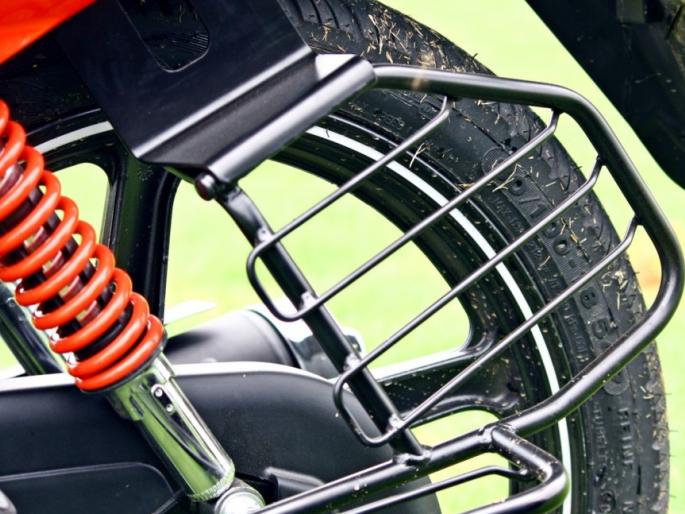 For the motorcycle, it is necessary to have a sari guard | मोटारसायकलसाठी मागील चाकापुढे साडी गार्ड लावणे गरजेचेच For the motorcycle, it is necessary to have a sari guard | मोटारसायकलसाठी मागील चाकापुढे साडी गार्ड लावणे गरजेचेच