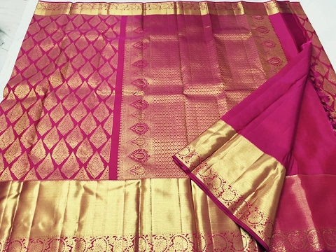 Kanchiwaram sarees are now produced in Solapur | कांचीवरम् साड्यांचे आता सोलापुरात उत्पादन Kanchiwaram sarees are now produced in Solapur | कांचीवरम् साड्यांचे आता सोलापुरात उत्पादन