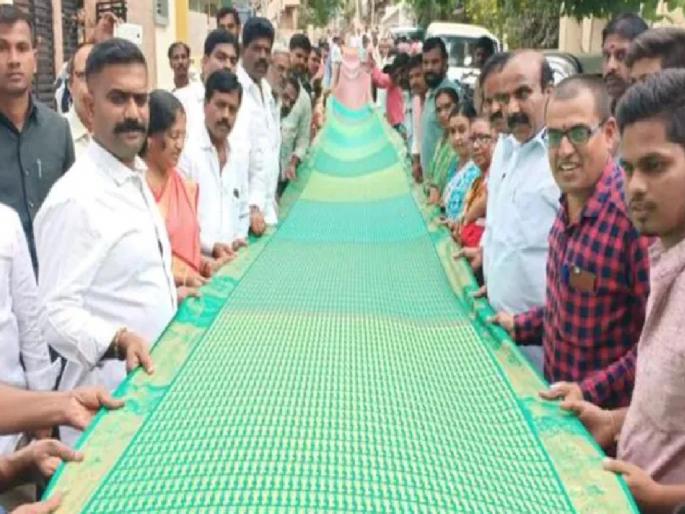 Jai Shri Ram Saree: 60 meter long saree, 'Jai Shri Ram' written 32 thousand times in 13 languages | Jai Shri Ram Saree: 60 मीटर लांब साडी, 13 भाषांमध्ये 32 हजार वेळा लिहीले 'जय श्री राम' Jai Shri Ram Saree: 60 meter long saree, 'Jai Shri Ram' written 32 thousand times in 13 languages | Jai Shri Ram Saree: 60 मीटर लांब साडी, 13 भाषांमध्ये 32 हजार वेळा लिहीले 'जय श्री राम'