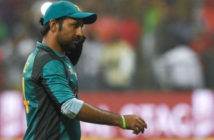 PAK vs SA: Pakistan skipper Sarfraz Ahmed's obscene words for Andile Phehlukwayo | पाकिस्तानचा कर्णधार सर्फराज अहमद अडचणीत, आफ्रिकेच्या खेळाडूवर वर्णद्वेषी टिप्पणी