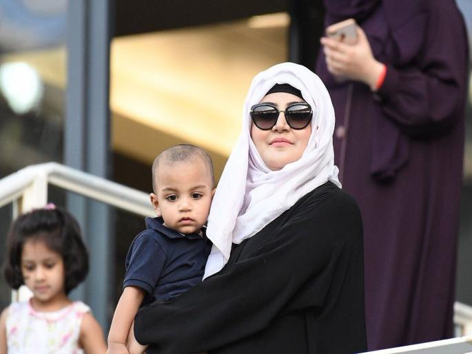 Sarfaraz Ahmed’s wife compares him to MS Dhoni on being asked about his retirement | पाक क्रिकेटपटूची पत्नी म्हणते, धोनी अजून खेळतोय मग यांना निवृत्ती घ्यायला का सांगता?