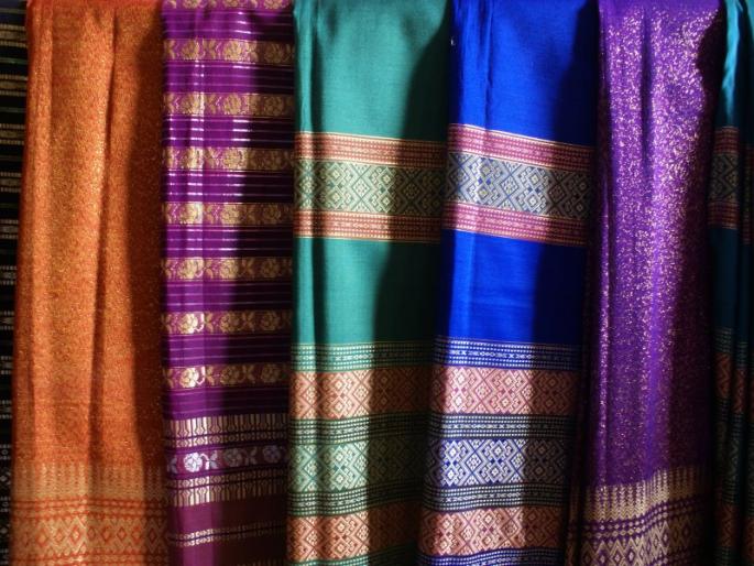 Lady loose rs 25,000 jewelry in attraction sari | मोफत साडीच्या मोहापायी गमावले २५ हजारांचे दागिने Lady loose rs 25,000 jewelry in attraction sari | मोफत साडीच्या मोहापायी गमावले २५ हजारांचे दागिने